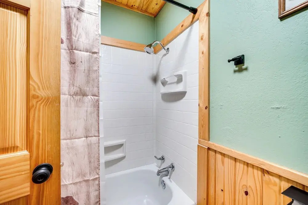 Cabin w/ Private Hot Tub: 2 Mi to Broken Bow Lake!