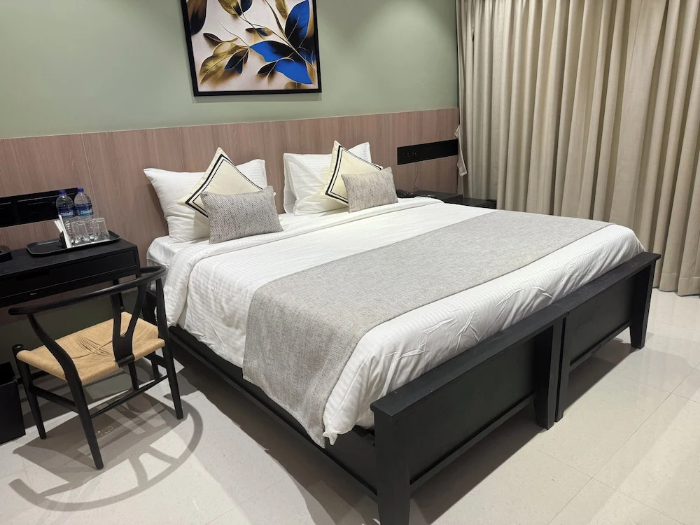 Hotel Mumbai House Valnai Malad