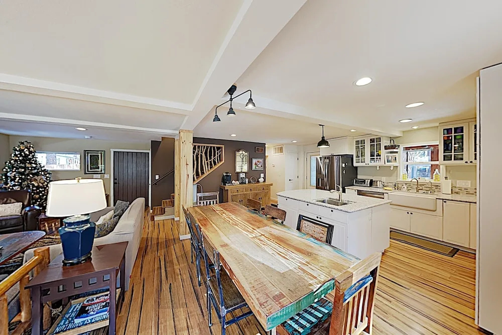 All-season Getaway - Serene Backyard W/ Hot Tub! 5 Bedroom Home