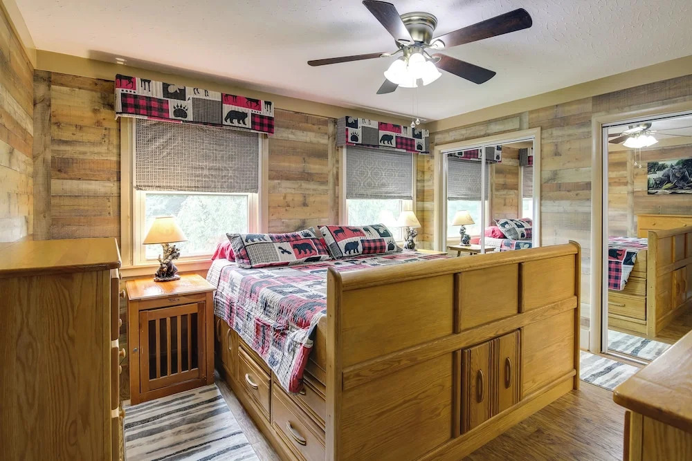 Deck & Stunning Mountain Views: Gatlinburg Home!