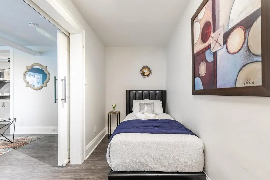 2BR Boutique Condo-prime Location DT Hamilton