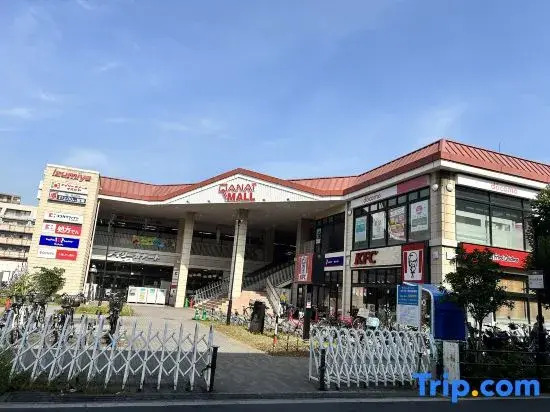 Osaka Kansai Airport 2 mins Tengachaya Station/2 stops from Namba. USJ about 25 mins.Twin beds.