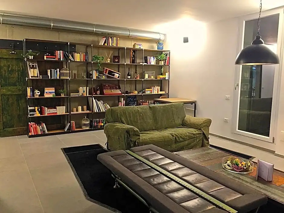 Pove 2.4 Hotel