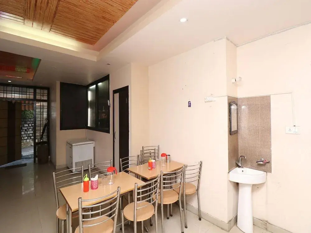 Hotel Reeva By OYO Rooms