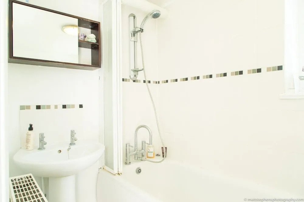 Bright and Spacious 1 Bedroom Flat With Garden