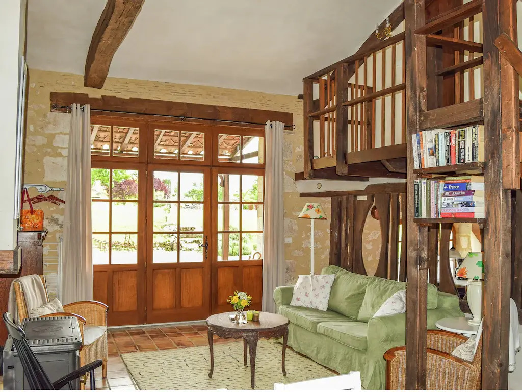 Snug cottage in Saint-Eutrope-De-Born with pool