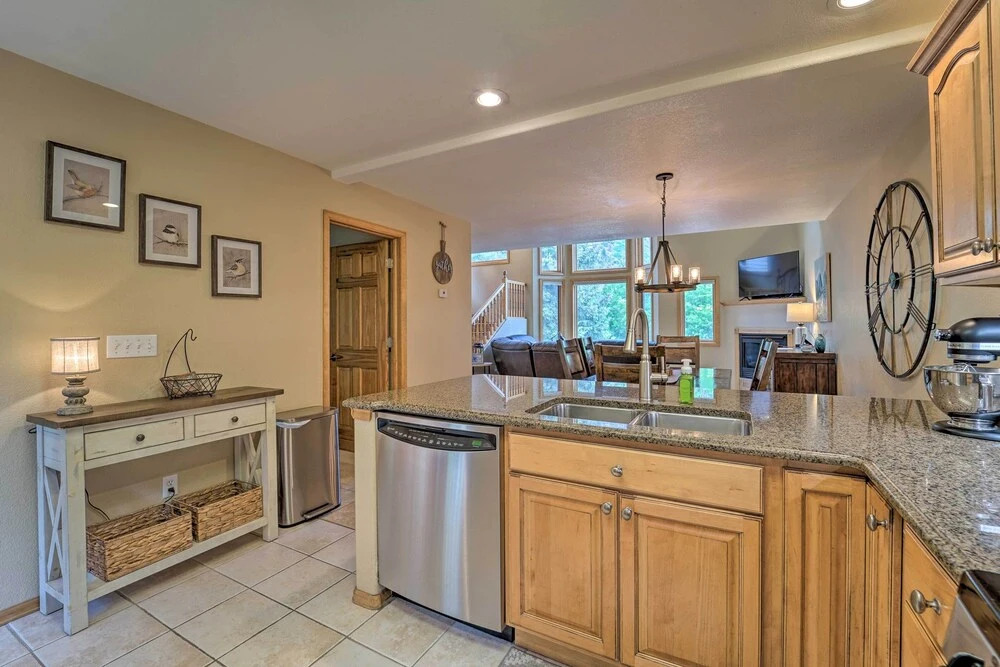 Townhome w/ Mtn Views: 1 Block to Downtown Ouray!