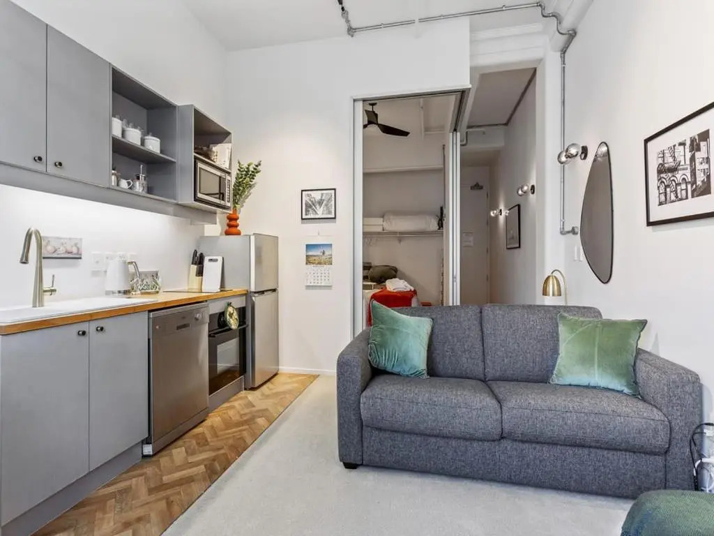 Cosy & Comfy studio on Queen St. by Zodiak Stays