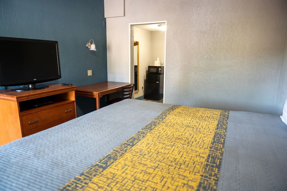 Riverside Inn and Suites