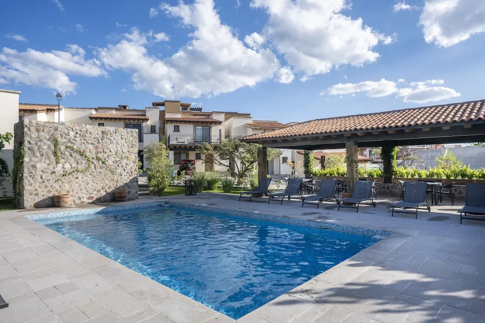4BR Private Sanctuary with Pools and Gym