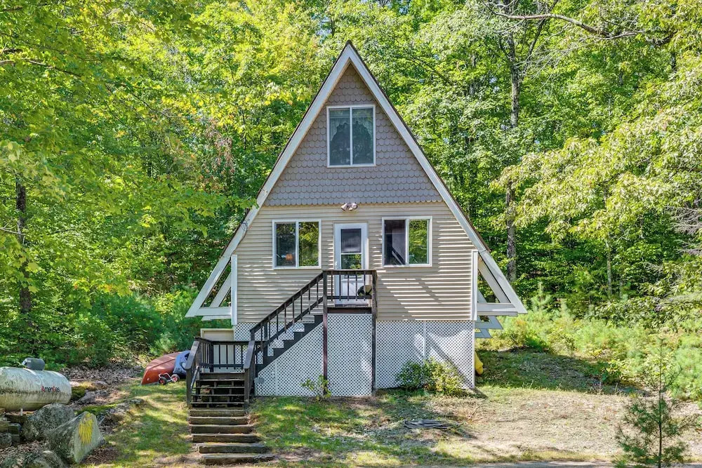 7 Mi to Ski Slopes! Cozy Madison Cabin w/ Fire Pit