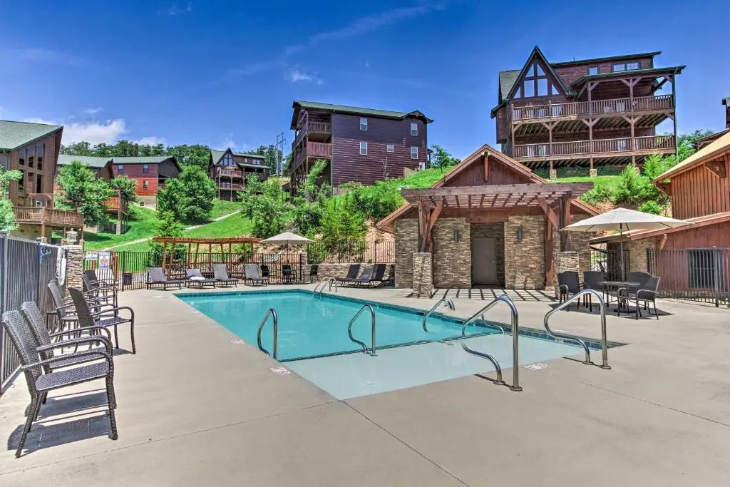 'Madison Bear Garden' 7Bdr w/Hot Tub + Pool Access