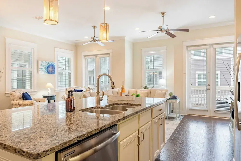 Emerald Gem by Avantstay Pool Access, 3mins to Beach!