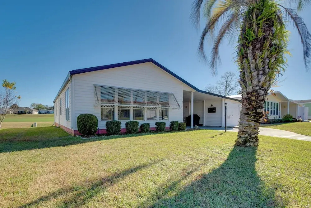 Lady Lake House with Lanai and Community Pool!