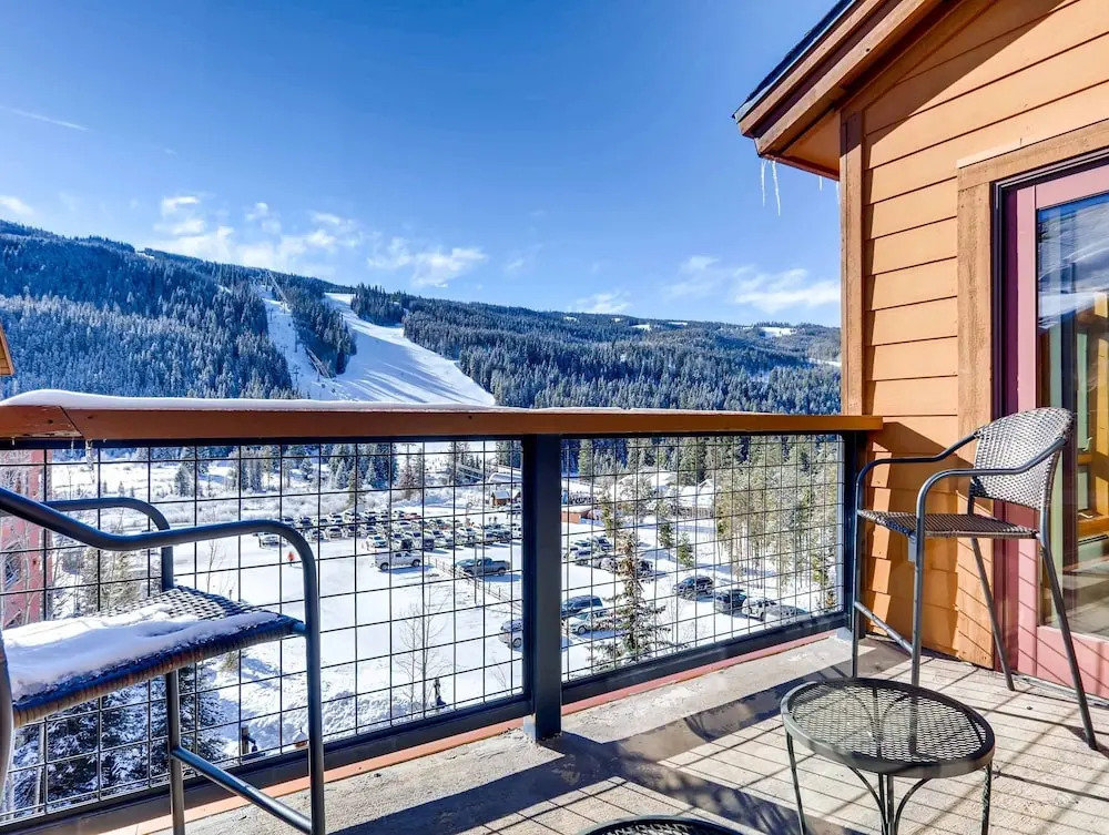 Luxury 4bdr Ski In-out /premium Amenities 4 Bedroom Condo by RedAwning