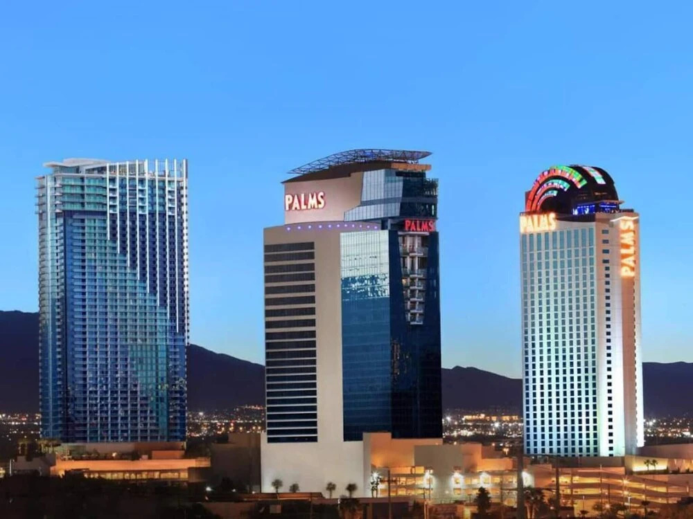 Full Strip Views - Open Balconies - Free Parking Jacuzzi Tub - High Floor