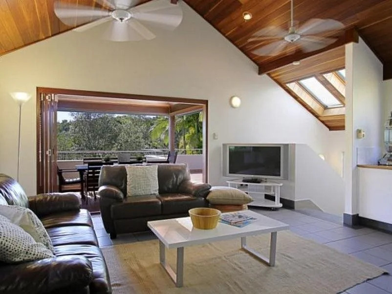 Clarkes Beach Villa - steps to beach & Byron town