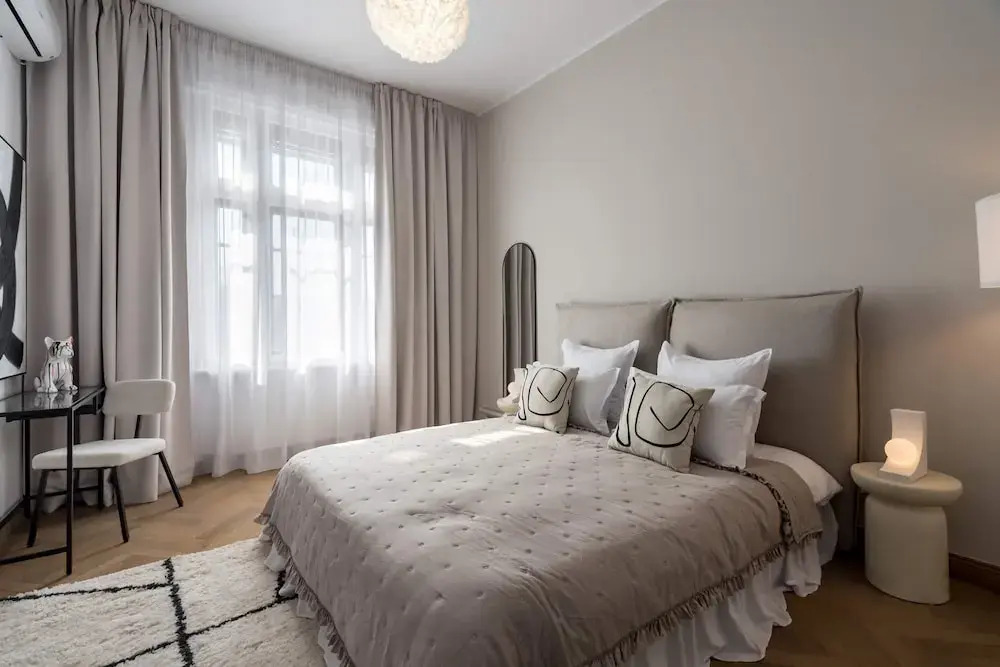 Calea 3BR Victoriei Stunner - Two Living Rooms - Balconies on the Avenue