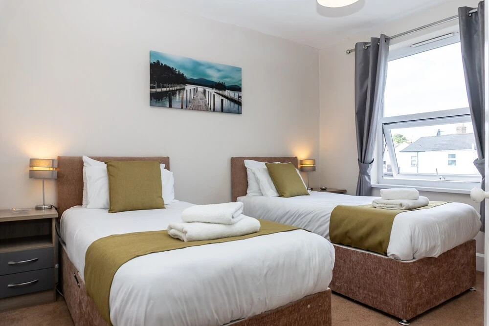 Comfy, 2 Bed House, Sleeps 6 with Garden and Free Parking in Cheltenham