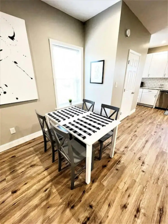 The Loft at Park Place - 3rd Floor Walk up King and Queen Beds Fast Wifi and Free Coffee