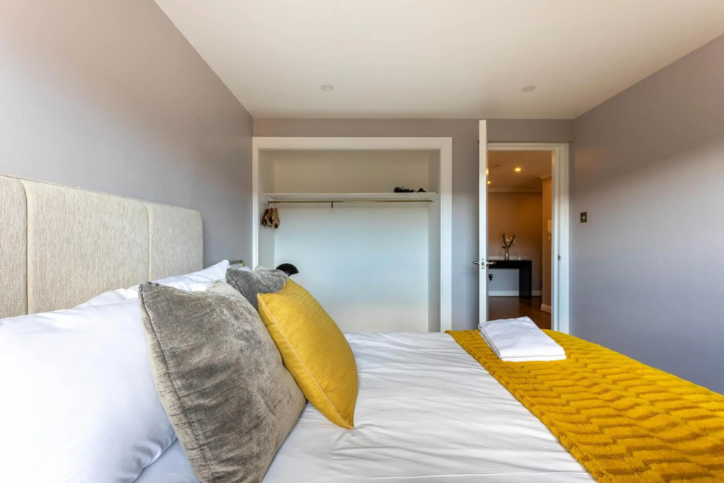 Stunning 1 Bed Merchant City Apartment with Parking
