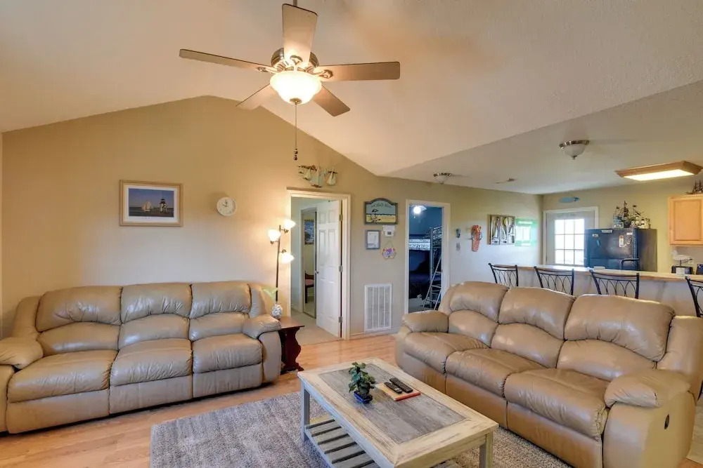 Walk to Shore & Restaurants: Surfside Beach Home!