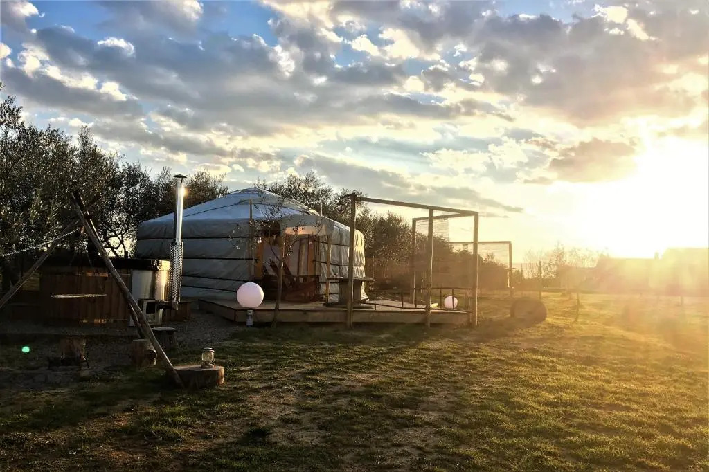 2 CUORI E 1 YURTA Glamping in Tuscany