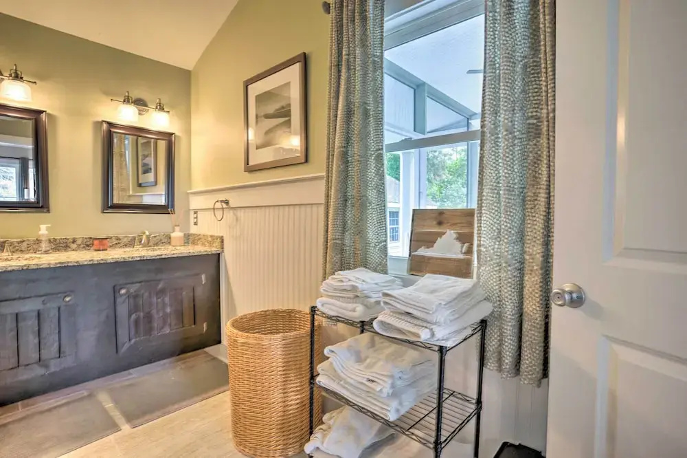 Private Yard & Water Views: Cozy Urbanna Cottage