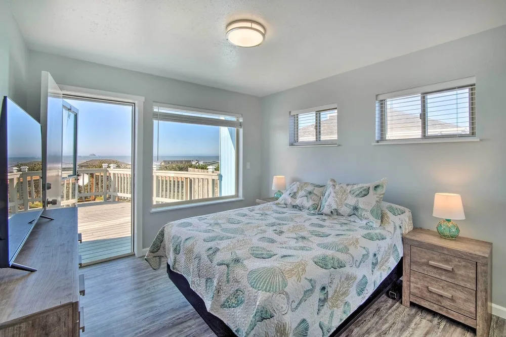 Gold Beach Home w/ Hot Tub, 1/4 Mi to Beach