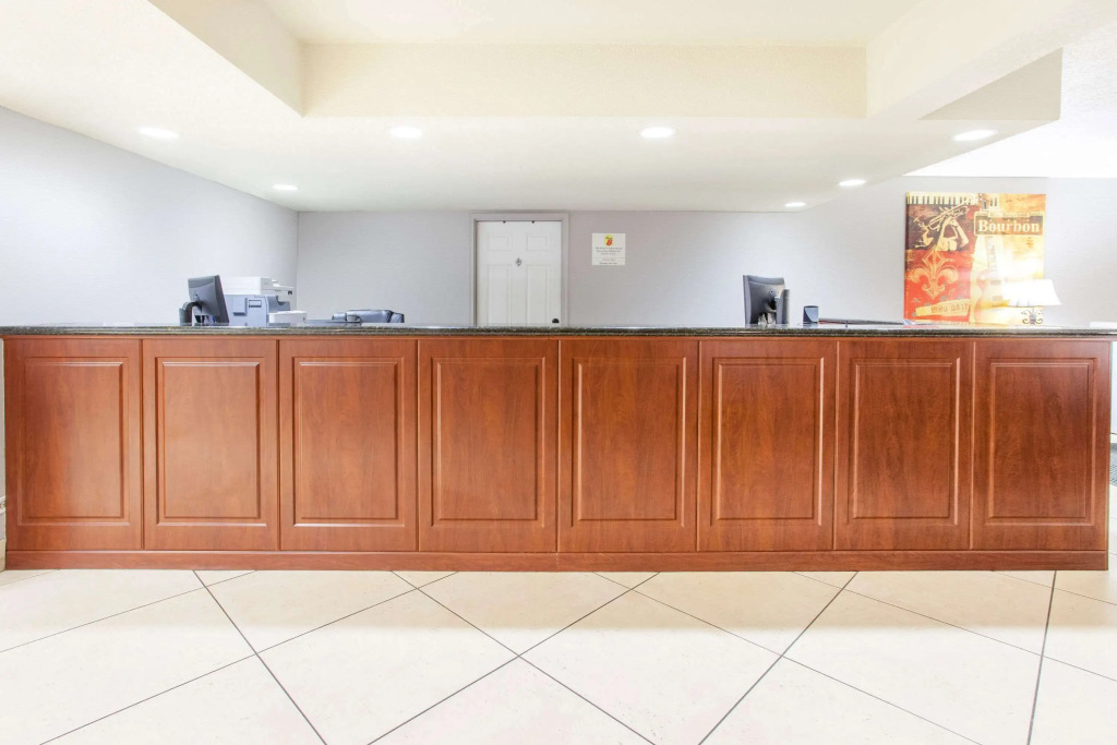 Super 8 by Wyndham West Monroe