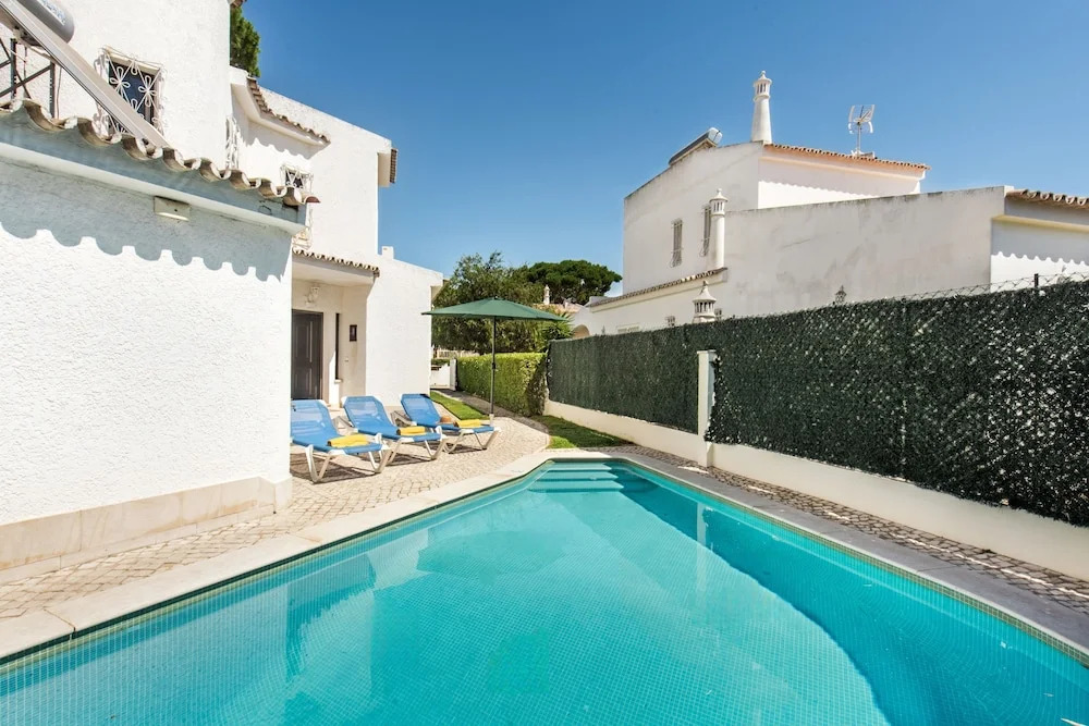 Residential cul-de-sac walking distance to centre, private pool, free AC wifi