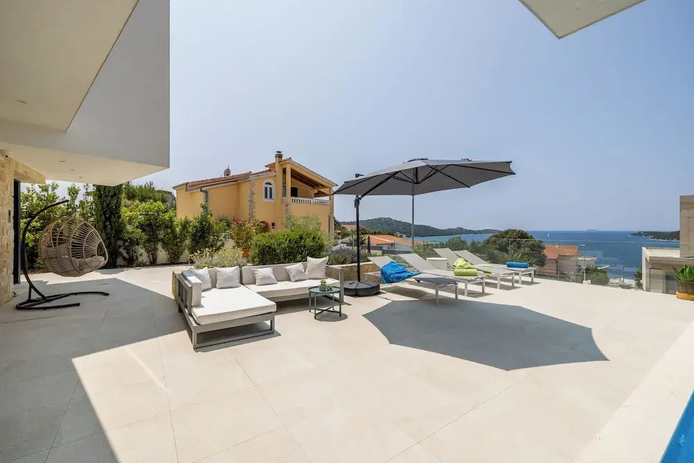 Luxury Villa Seven Seas with infinity heated pool by the sea in Ražanj