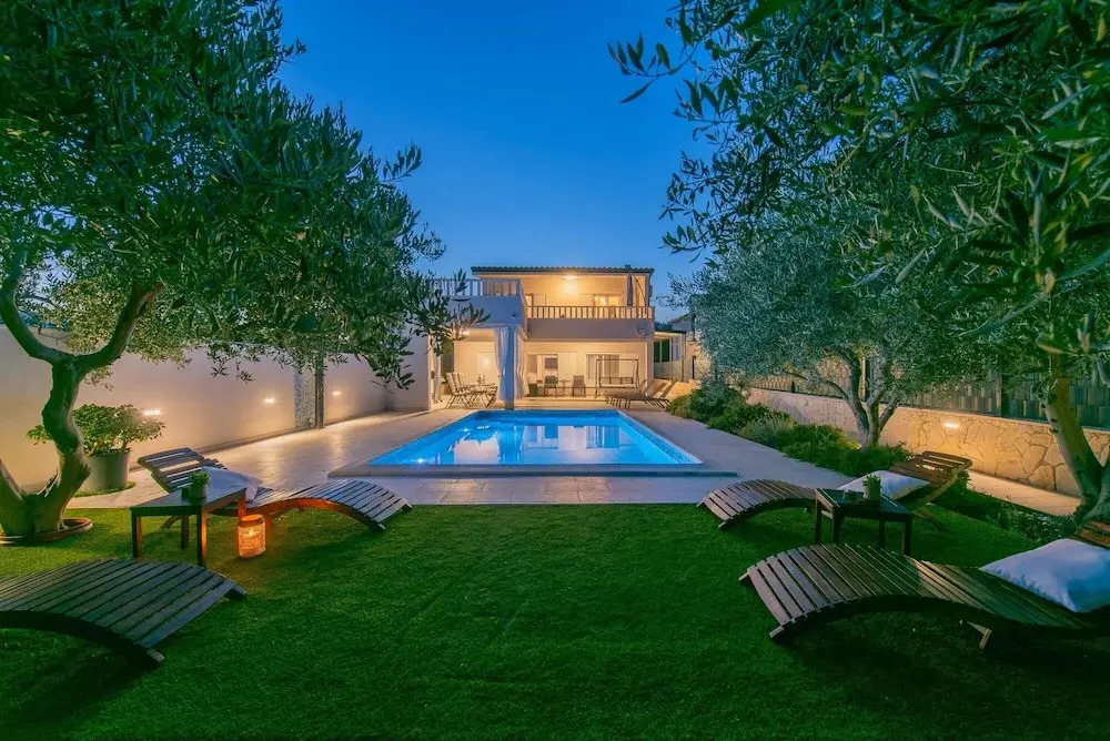 Beachfront villa Mihovil w. beach access