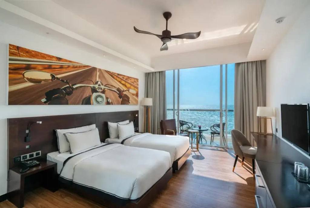 Rainbow Beach Hotel