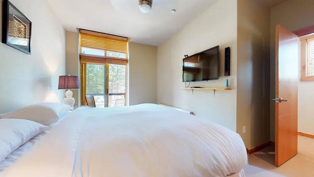Solstice 18 Beautiful and Modern, Private Washer Dryer, Close to Eagle Lodge by RedAwning