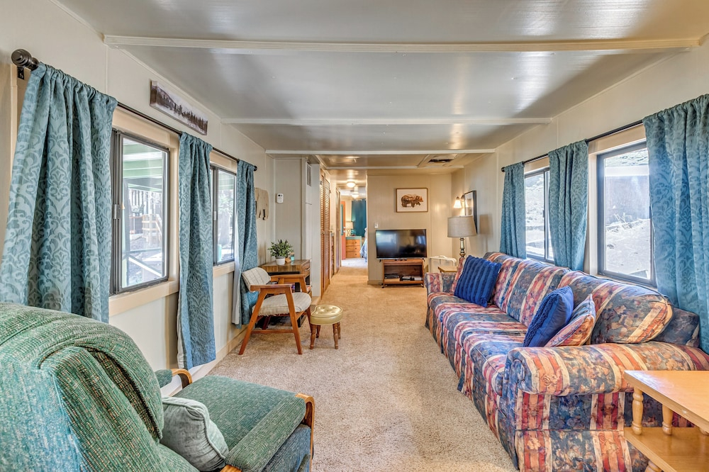 2 Mi to Midtown! All-season Base w/ Hot Tub Access
