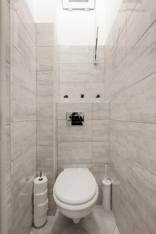Designer Apartment on the Budapest Broadway w 2BR and Panorama Balcony (Nm8J)