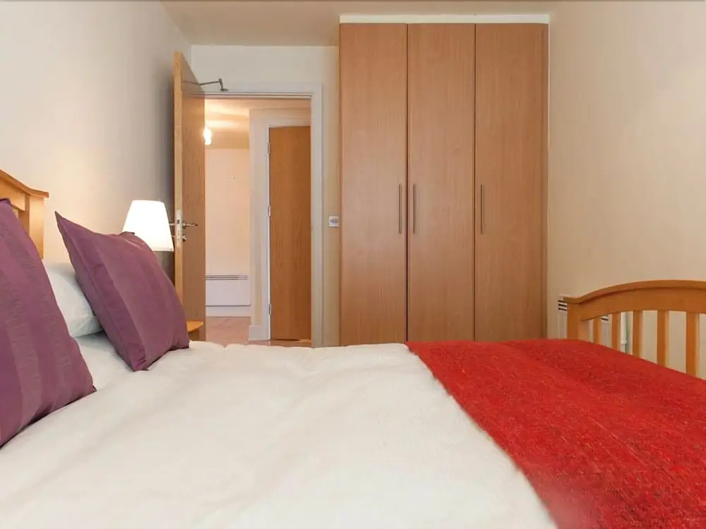 Sunny Apartment off Grand Canal Square Dublin 2