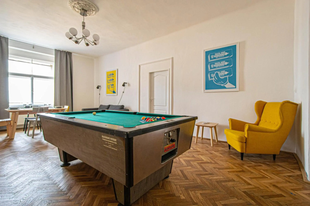Super Central Billiard and Darts Big Apartment