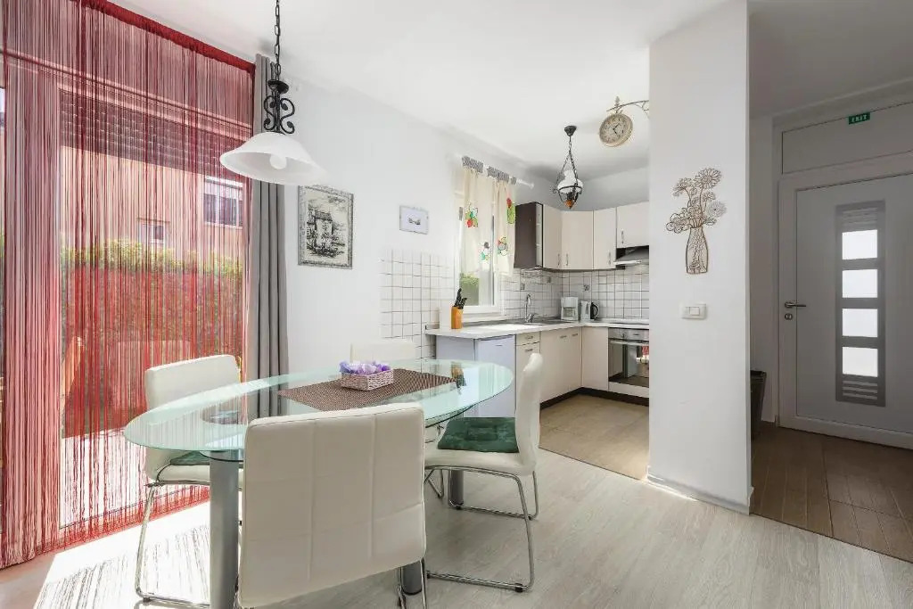 MIRJANA house with apartments