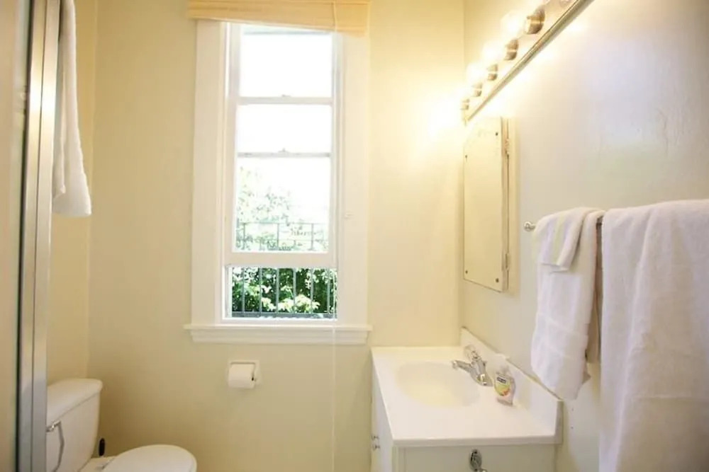 Pierce Place Lower Apartment