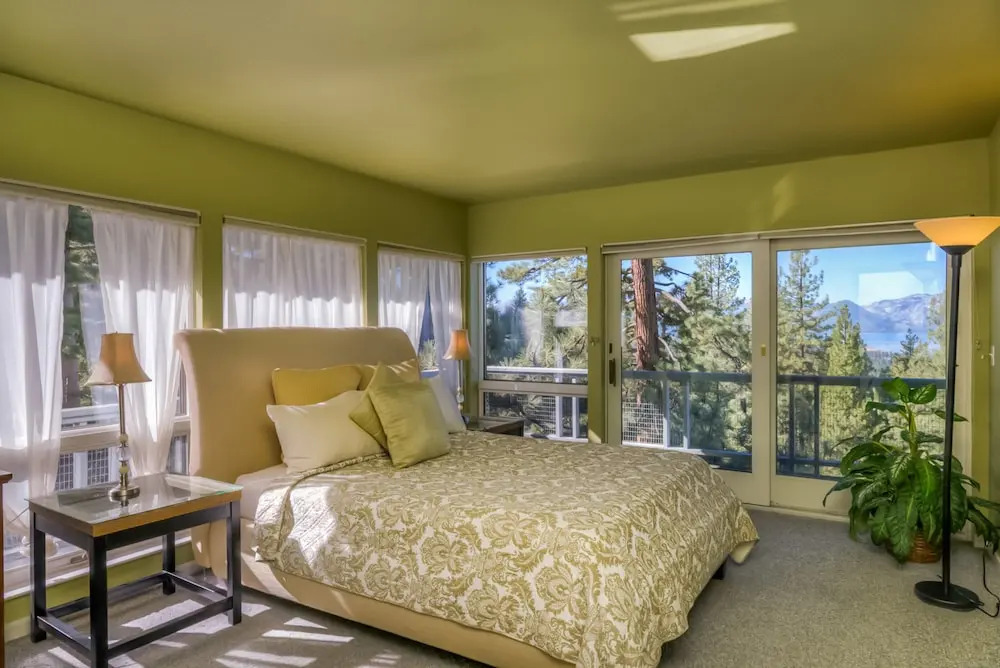 Panorama View Lodge with Stunning Lake Views by RedAwning