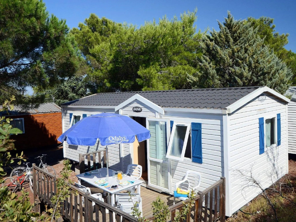 Cozy chalet with terrace in a wooded area close to Agde