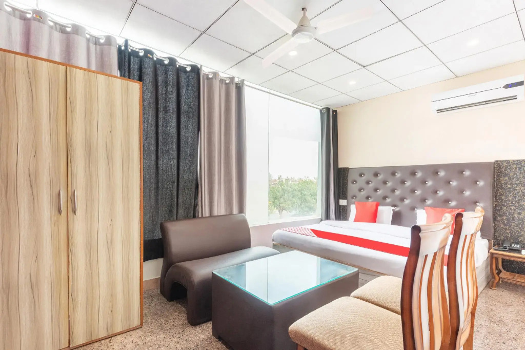 OYO 40649 Hotel Kapoor Residency