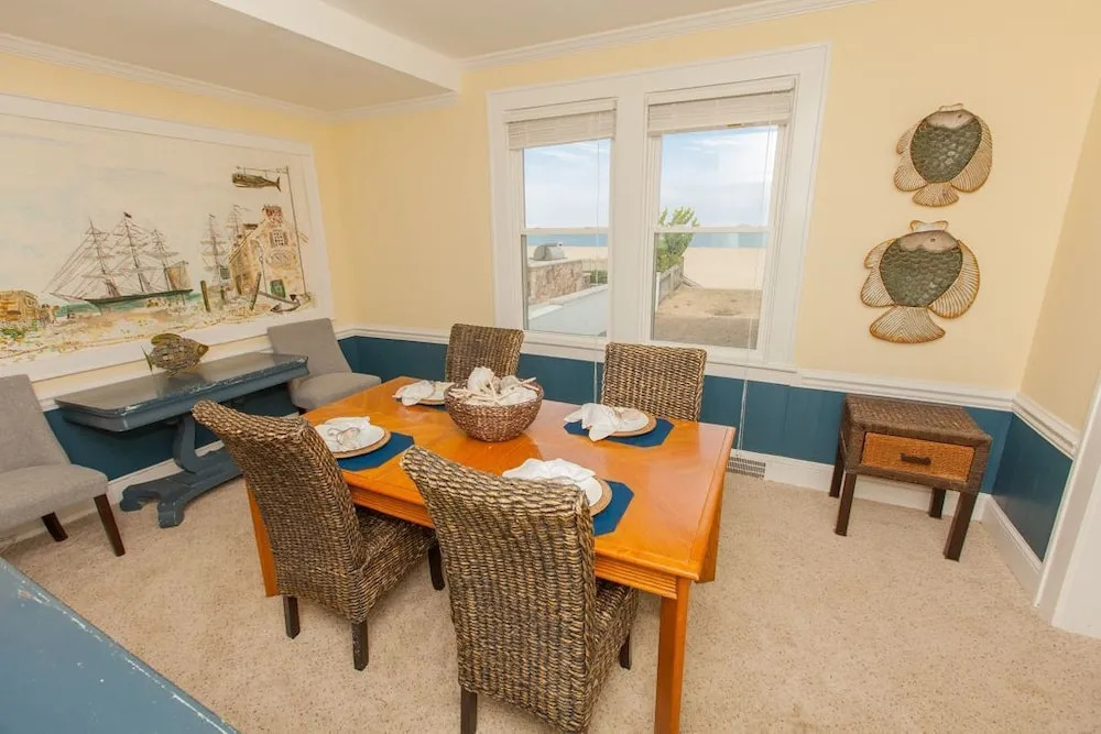 Shoreline Cottage 4 Bedrooms 2 Bathrooms Cottage