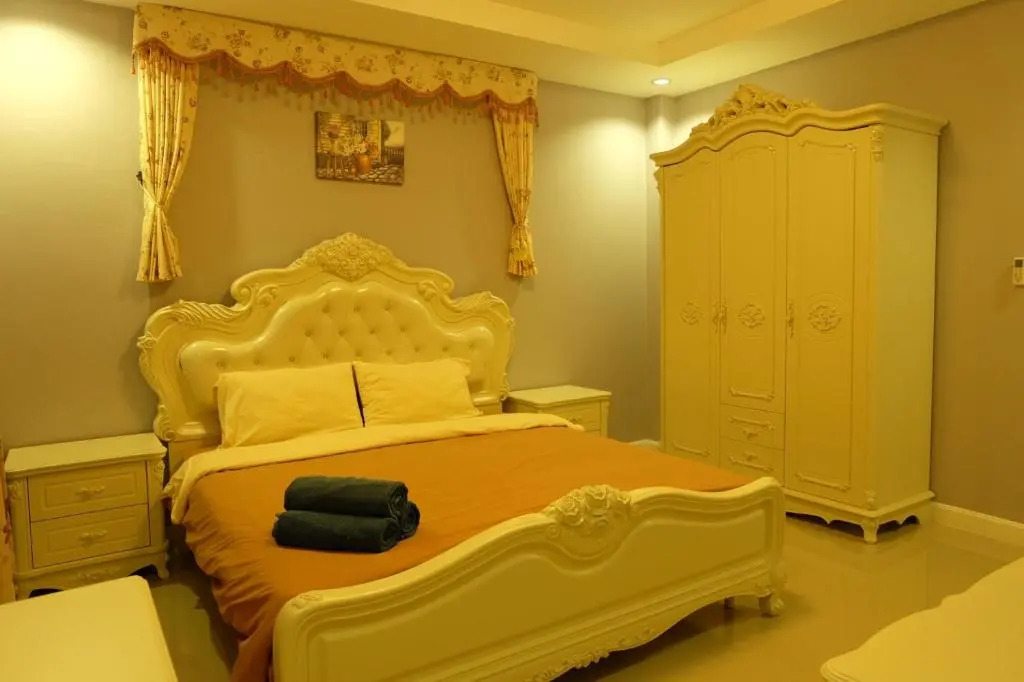 Ponly Pool Villa Huahin 4 Bedroom With BBQ Facilities & Karaoke For 8-25 Pax