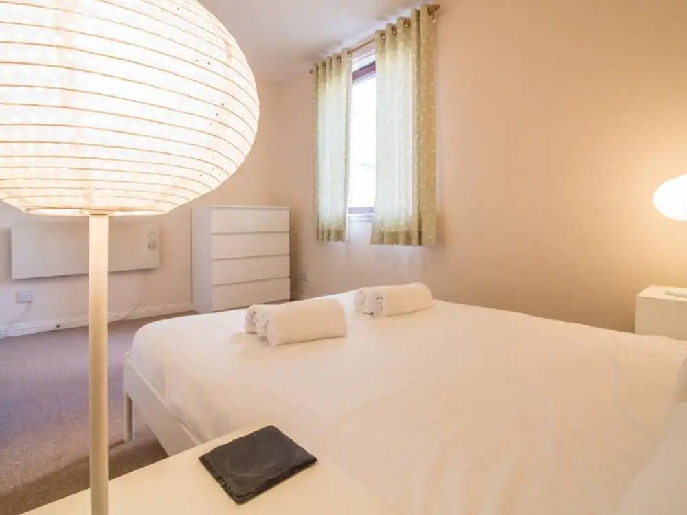 Spacious Canal side Apartment With Free Parking
