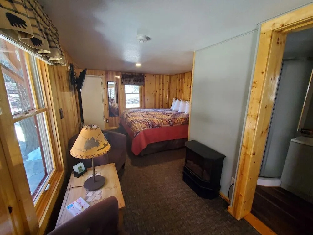 Swiftcurrent Lodge