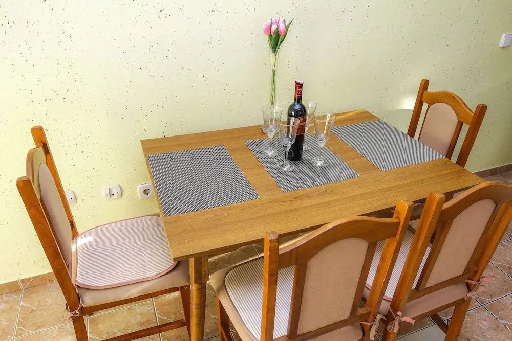 Lucky Luke Pool Apartments