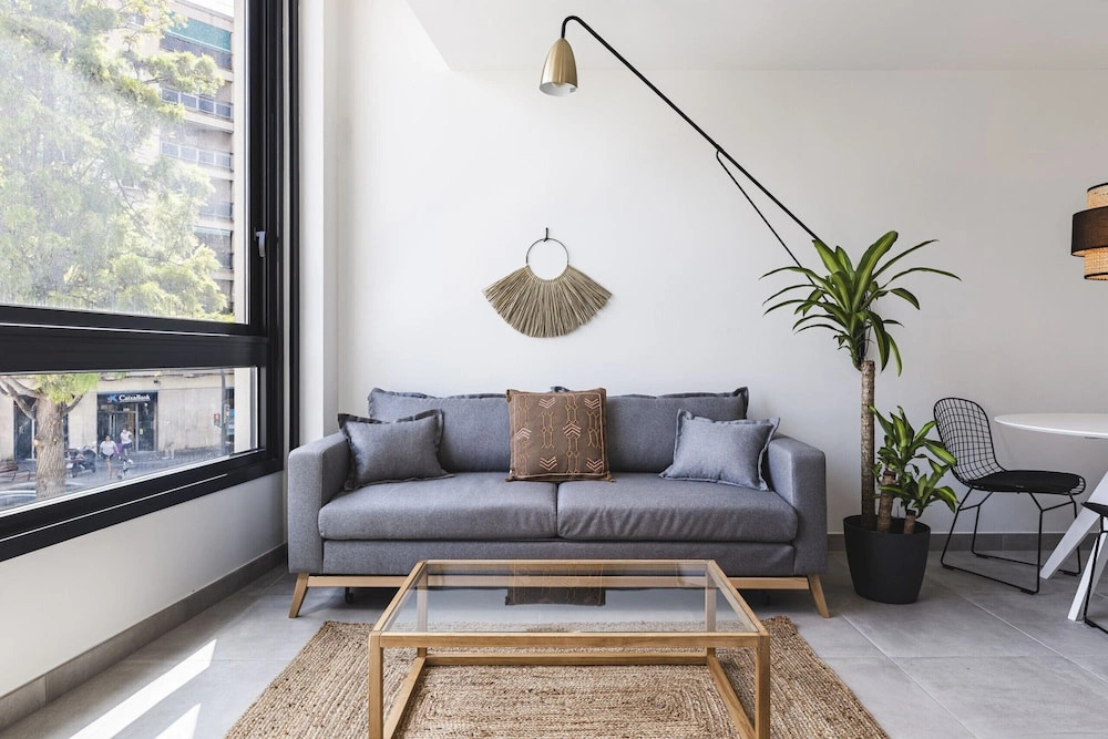 Valencia Apartments by Olala Homes